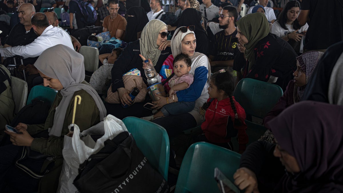 Massen von Menschen, die versuchen, Gaza zu verlassen