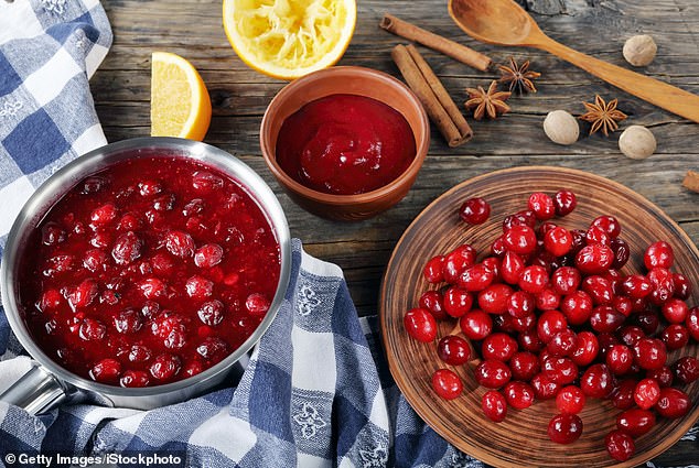 Die Verwendung von Orangensaft anstelle von Zucker verleiht der Cranberry-Sauce Süße und liefert gleichzeitig eine Menge zusätzlicher Vitamine