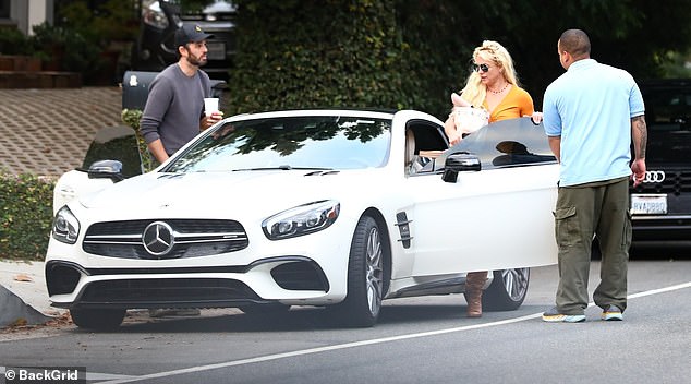 Die besten Freundinnen fuhren in Britneys weißem Mercedes zu ihrem Dinner-Date los