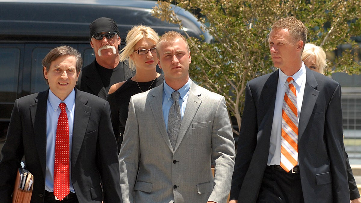 Nick Hogan geht mit Vater Hulk Hogan und Schwester Brooke zum Gericht