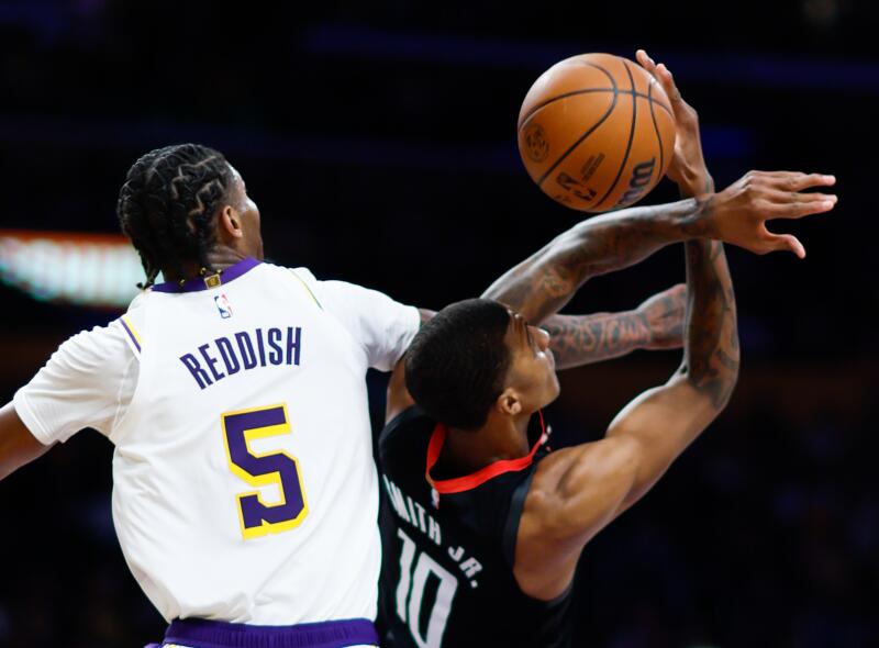 Lakers-Stürmer Cam Reddish (links) und Houston Rockets-Stürmer Jabari Smith Jr. kämpfen in der zweiten Halbzeit um einen Rebound.