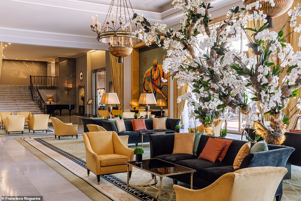 Schauen Sie sich die „spektakuläre Ausstellung von Netzhaut-Orchideen“ in der Lobby an.  Biegen Sie hier links ab, um im mit einem Michelin-Stern ausgezeichneten Restaurant Cura und dem hoteleigenen Restaurant Varanda zu speisen