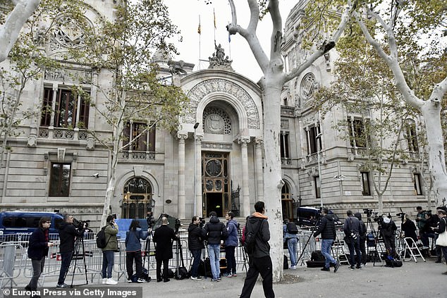 Am 20. November versammeln sich Medienvertreter vor der Audiencia de Barcelona, ​​um über den Prozess gegen Shakira wegen angeblichen Steuerbetrugs zu berichten