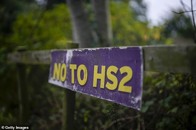 Ein verwittertes „NEIN ZU HS2“-Schild in der Landschaft von Cheshire, auf der Strecke des HS2-Abschnitts von Birmingham nach Manchester