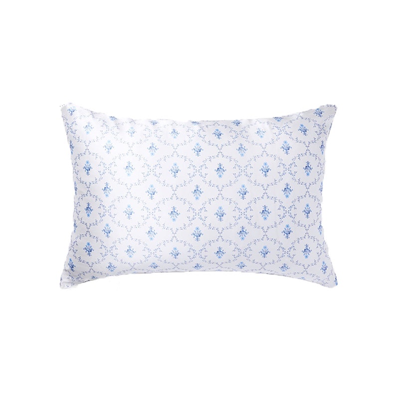 Hill House Sisi Seidenkissenbezug: Ein weißes Kissen mit einem blauen Gittermuster auf weißem Hintergrund