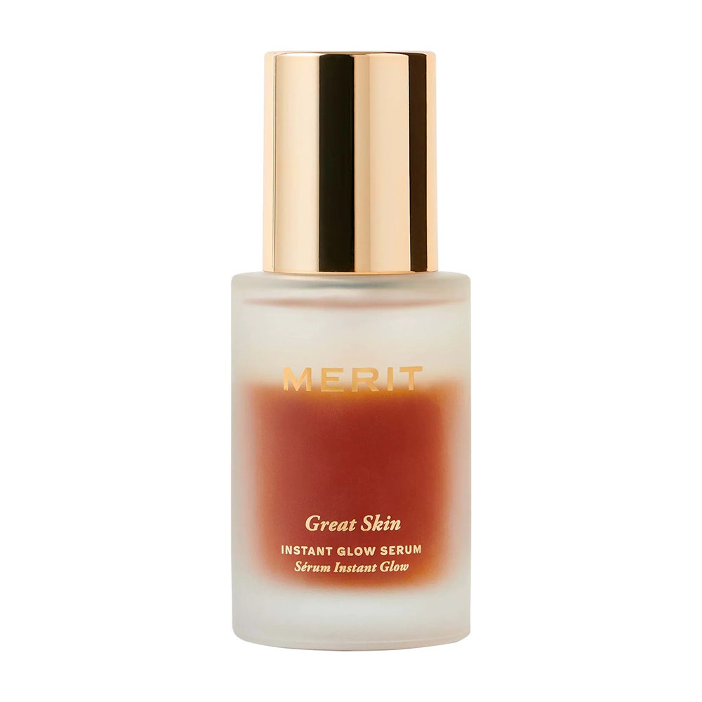 Merit Great Skin Instant Glow Serum in Glasflasche mit goldenem Verschluss auf weißem Hintergrund