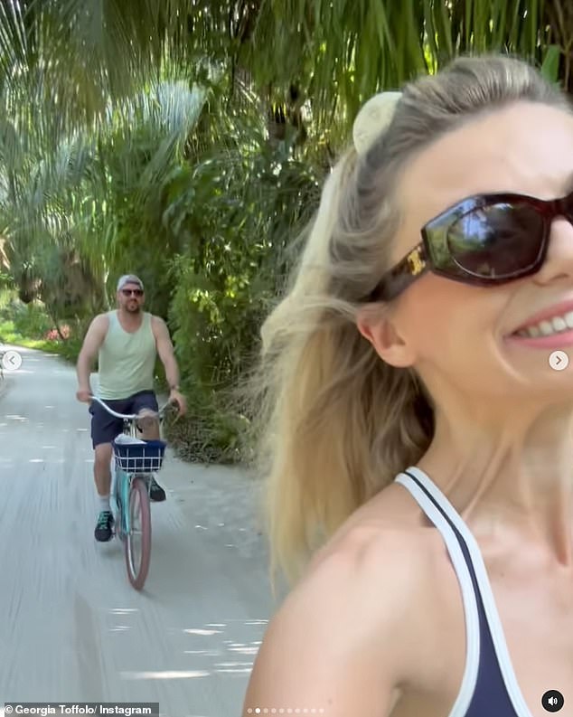 Entspannend: Sie teilte auch ein süßes Video des Paares bei einer morgendlichen Radtour um die Insel, in der Georgia strahlte, als sie ihren Freund dabei filmte, wie er hinter ihr radelte