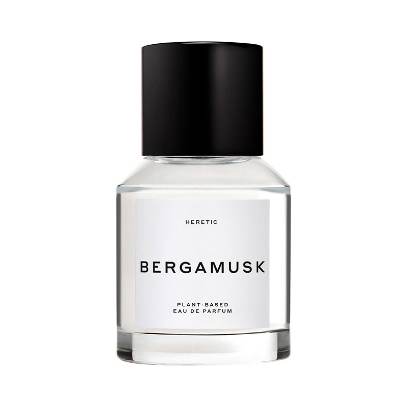 Heretic Bergamusk Eau de Parfum: Eine Parfümflasche mit schwarzem Verschluss auf weißem Hintergrund