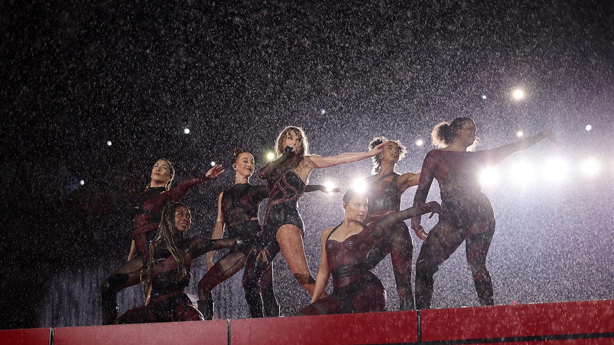 Taylor Swift tritt mit ihren Tänzern im Regen auf