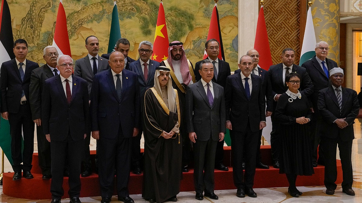 Die Diplomaten posieren für ein Foto