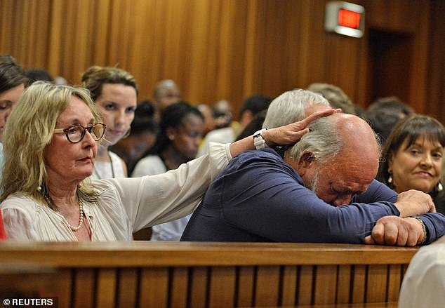 Herr Barry Steenkamp (rechts), Reevas Vater, verstarb im September, aber sowohl er als auch seine Frau June (links) sagten, sie seien gegen die Freilassung des Mörders