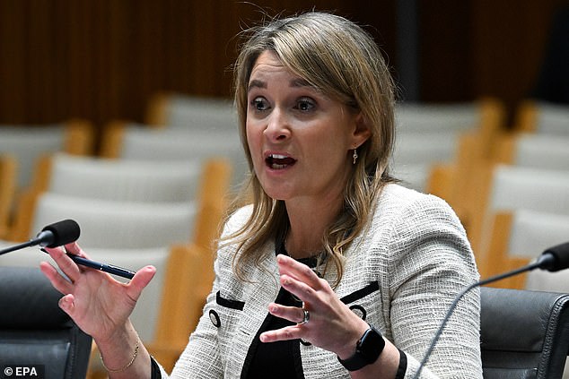 Die scheidende CEO Kelly Bayer Rosmarin (im Bild letzte Woche) kündigte am Montag ihren Rücktritt an, nachdem der Telekommunikationsriese 18 Monate voller Belastungen erlebt hatte, die von einem Cyberangriff und einem stundenlangen Ausfall geprägt waren, von dem Millionen Australier betroffen waren