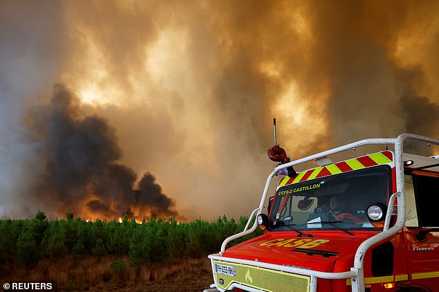 Feuerwehrleute arbeiten daran, einen Brand in Belin-Beliet einzudämmen, als sich im August 2022 Waldbrände in der Region Gironde im Südwesten Frankreichs ausbreiteten