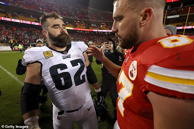 Die NFL-Star-Brüder umarmten sich, nachdem Jason und die Eagles Travis und die Chiefs besiegt hatten