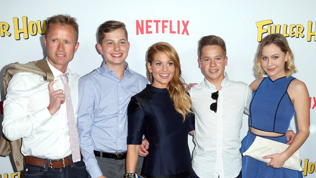 Aleri Bure, Lev Valerievich Bure, die Schauspielerin Candace Cameron-Bure, Maksim Valerievich Bure und Natasha Valerievna Bure nehmen an der Premiere von Netflix teil "Volleres Haus"