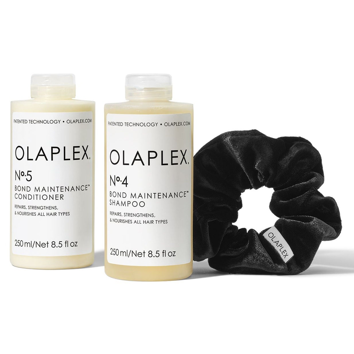 Olaplex Daily Cleanse and Condition Duo, zwei Flaschen und schwarzes Haargummi auf weißem Hintergrund