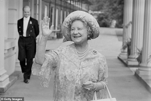 Die Königinmutter winkt der Menge vor dem Clarence House an ihrem 78. Geburtstag am 4. August 1978 zu