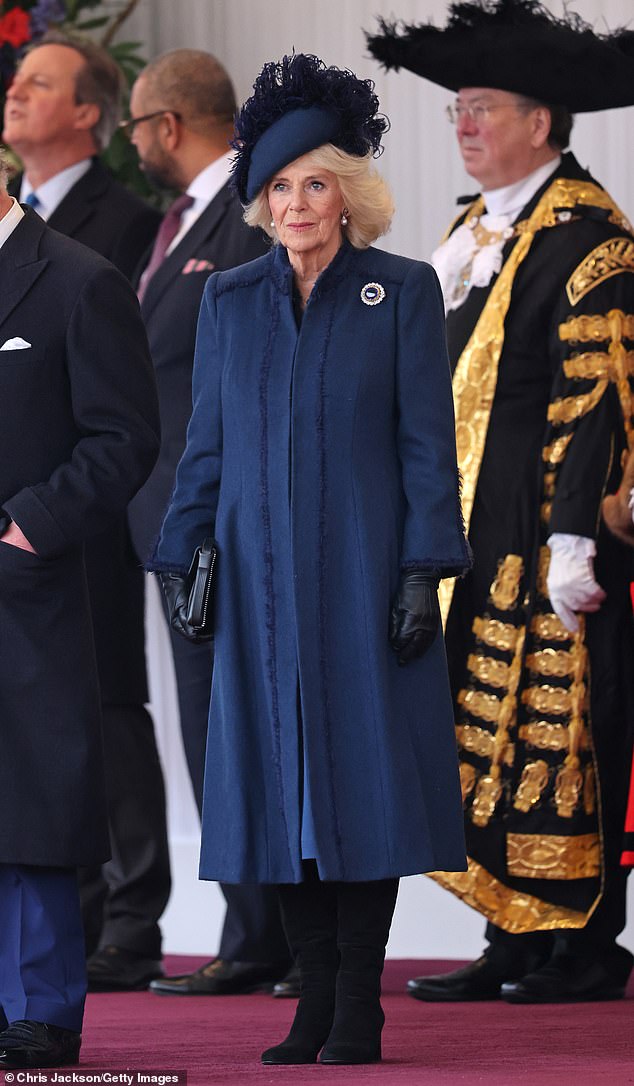 Die 76-jährige Königin steckte für diesen besonderen Anlass die russische Saphir-Cluster-Brosche an ihren dunkelblauen Anna-Valentine-Mantel