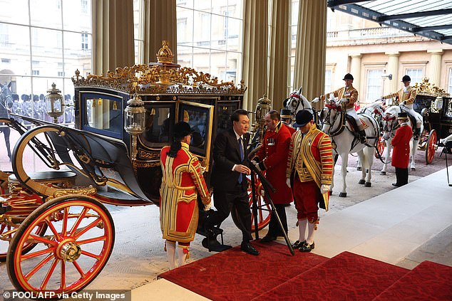 Südkoreas Präsident wurde sehr königlich empfangen, als er den Buckingham Palace betrat