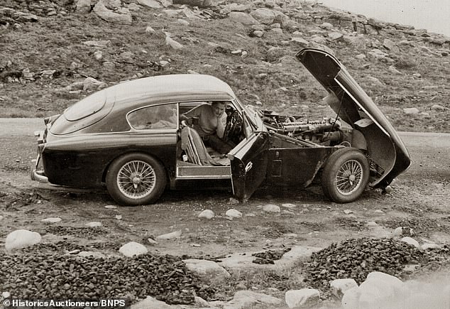 Ein weiteres Familienfoto des atemberaubenden Aston Martin, bevor er zur Lagerung in die Garage der Familie gebracht wurde