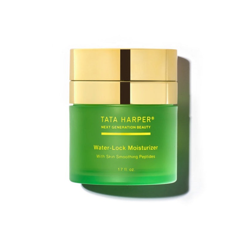 Tata Harper Water Lock Moisturizer: Ein grünes Glas mit goldenem Verschluss und gelbem Text auf weißem Hintergrund