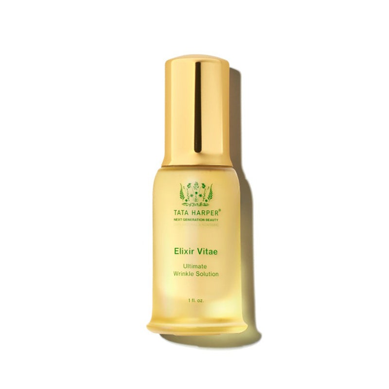 Tata Harper Elixir Vitae: Eine Glasflasche mit goldenem Verschluss und grünem Text auf weißem Hintergrund