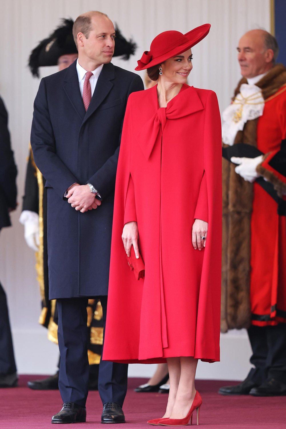 Kate Middleton sieht in ihrem roten Statement-Mantel festlich aus, um den südkoreanischen Präsidenten und seine Frau zu begrüßen 2
