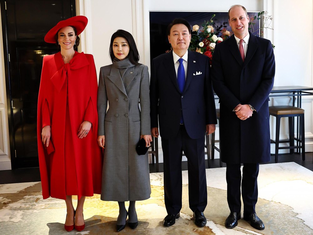 Kate Middleton sieht in ihrem roten Statement-Mantel festlich aus, um den südkoreanischen Präsidenten und seine Frau zu begrüßen