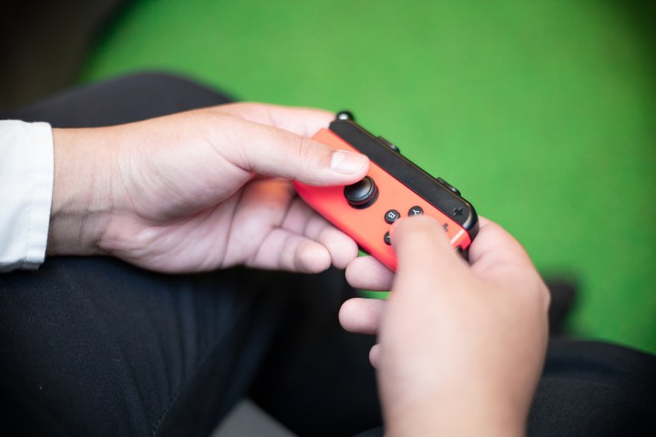Nintendo Switch Joy-Con seitwärts verwendet.