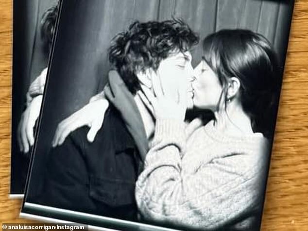 Süß: Corrigan fügte auch einen Schwarz-Weiß-Fotoautomatenstreifen bei, der das Paar zeigt, wie es sich umarmt und küsst