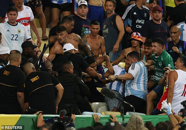 Anhänger der Rivalen begannen miteinander zu kämpfen, bevor es zu Zusammenstößen mit der brasilianischen Polizei kam