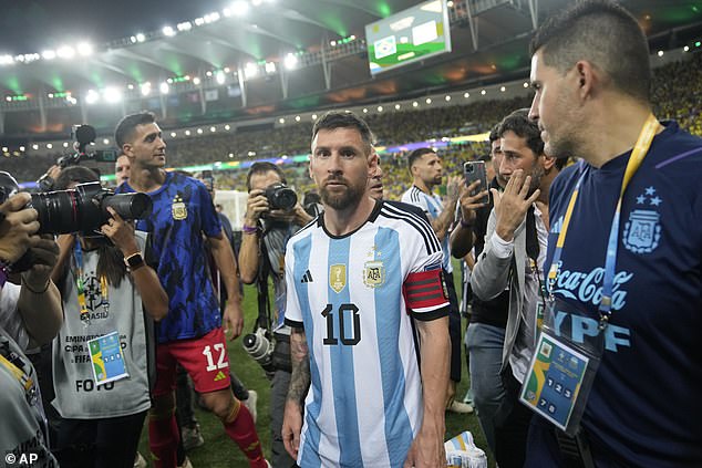 Lionel Messi führte die argentinischen Spieler vom Spielfeld, der Anstoß verzögerte sich aufgrund der Gewalt