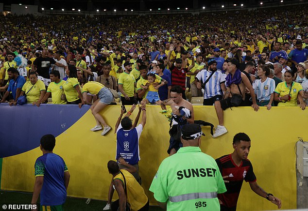 Einige brasilianische Fans kletterten über das Geländer, um der Gewalt auf der Tribüne zu entgehen