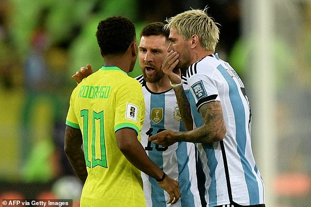 Lionel Messi und Rodrygo tauschten Worte aus, als das Spiel im Maracana wieder aufgenommen wurde