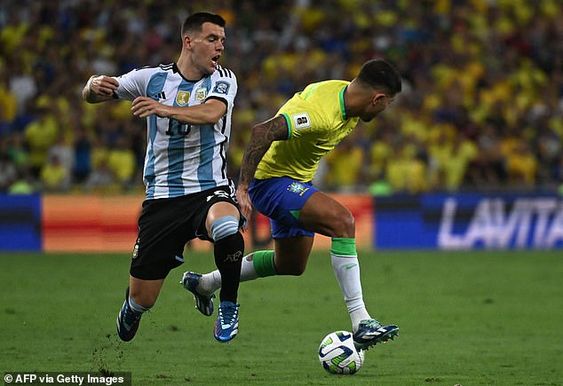 Die Mannschaften begingen in der ersten Halbzeit insgesamt 22 Fouls (16 für Brasilien, sechs für Argentinien).