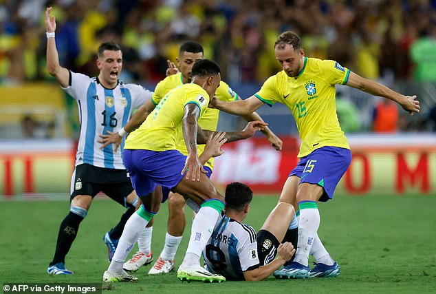 Argentiniens Stürmer Julian Alvarez (Mitte) kämpft mit Brasiliens Verteidiger Gabriel Magalhaes (Zweiter) und Verteidiger Carlos Augusto (rechts) um den Ball.