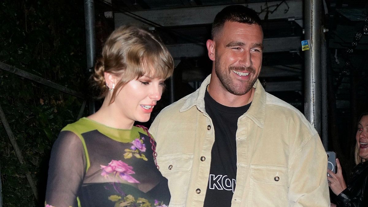Taylor Swift und Travis Kelce lächeln, als sie das Waverly Inn in New York City verlassen