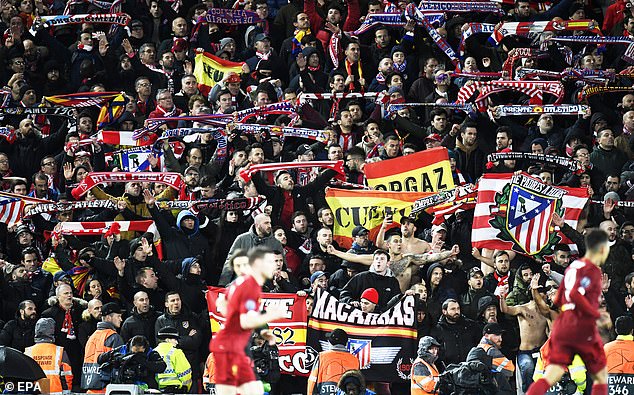 Im März 2020 flogen Tausende von Fans von Atlético Madrid nach Liverpool, um ihrem Team beim Champions-League-Spiel zuzusehen (Bild vom 11. März 2020), obwohl die Lockdown-Regeln sie daran gehindert hätten, ein Spiel in Spanien anzusehen