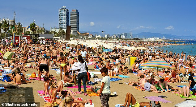 Barcelonas atemberaubender Strand ist in den Sommermonaten überfüllt