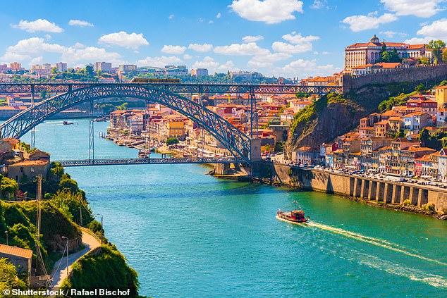 Porto liegt am Ufer des Flusses Douro und ist eine großartige Stadt zum Entdecken.  Hin- und Rückflüge von Stansted mit Ryanair kosten ab 55 £
