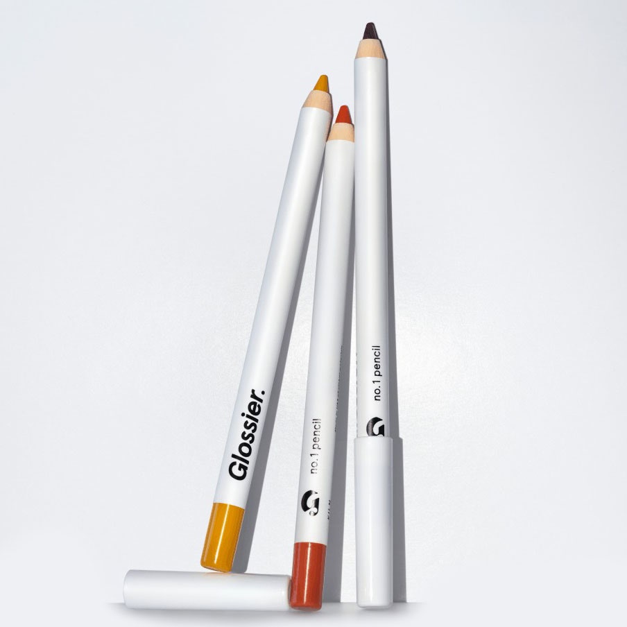 Glossier No. 1 Pencil Trio Set mit drei Bleistiften auf grauem Hintergrund