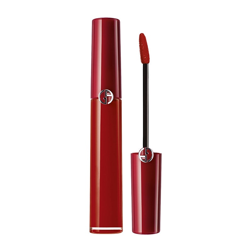 Armani Beauty Lip Maestro Matte Liquid Lipstick: Eine rote flüssige Lippenstifttube auf weißem Hintergrund