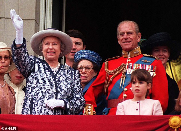 Königin Elizabeth II. winkt der Menge zu, als sie nach der Trooping the Colour-Zeremonie im Juni 1998 mit Prinz Philip, Prinzessin Margaret und Prinzessin Eugenie auf dem Balkon des Buckingham Palace steht