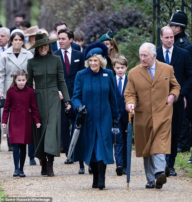 Ein großes Weihnachtsfest!  Der zukünftige König und die zukünftige Königin im Jahr 2022 mit dem damaligen Herzog und der Herzogin von Cambridge (im Bild: Die Royals am Weihnachtstag letztes Jahr)