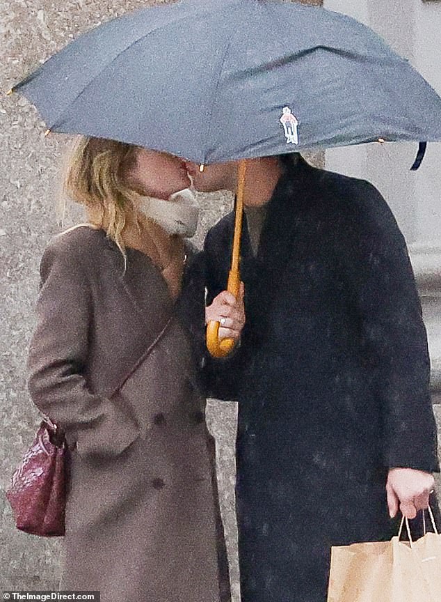Ein genauerer Blick: Am Dienstag bestätigten die Fernsehschauspieler, dass sie eine Beziehung haben, als sie beim Küssen auf einem belebten Bürgersteig in New York City gesehen wurden