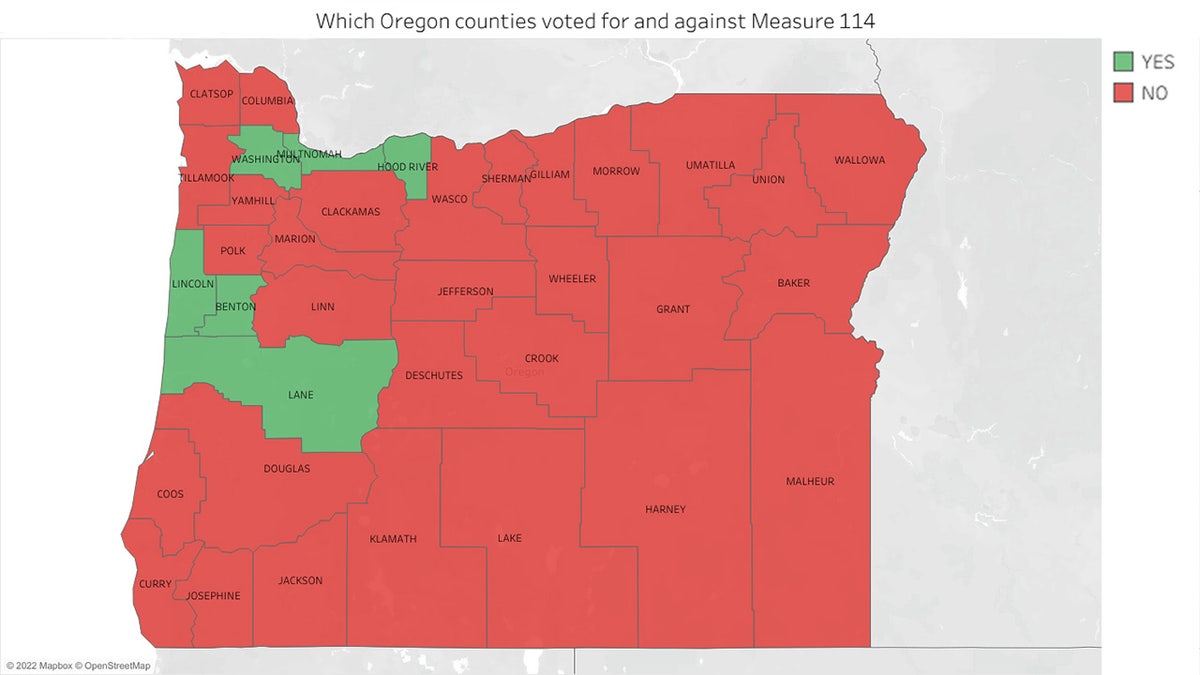 Die Karte zeigt die Bezirke Oregons, die für und gegen Waffenkontrollmaßnahmen gestimmt haben