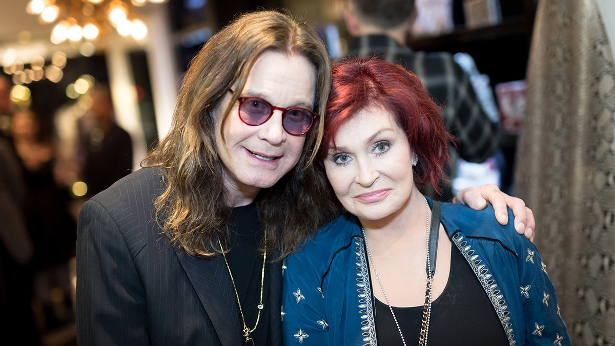 Ozzy Osbourne umarmt seine Frau Sharon