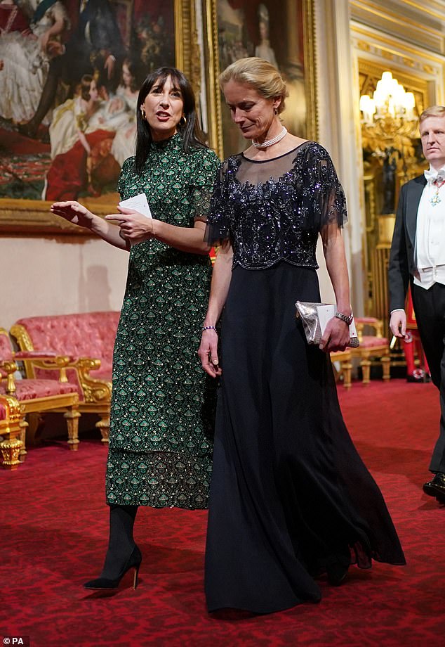 Lady Cameron betrat das Bankett mit Blythe Dowden, einer Lehrerin, die mit Oliver Dowden, dem stellvertretenden Premierminister, verheiratet ist, und trug ein 390 Pfund teures Kleid ihres Modelabels Cefinn