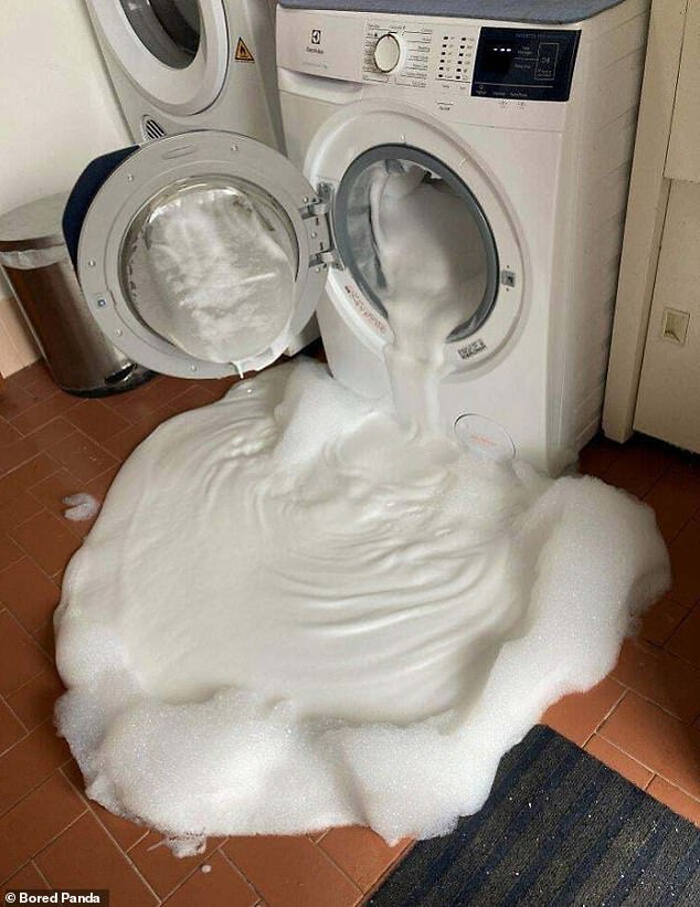 Was ist hier passiert?  Eine Person war schockiert, als sie feststellte, dass aus ihrer Waschmaschine Blasen austraten