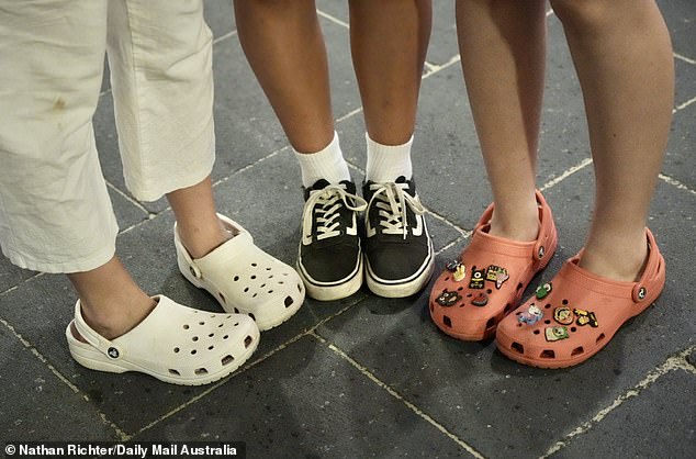 Einst als „hässlich“ beschimpft, sind Crocs heute das Schuhwerk der Wahl für die Schulwoche
